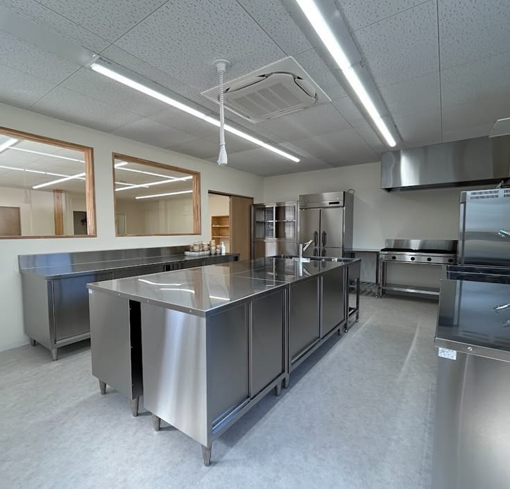 COMMERCIAL KITCHEN